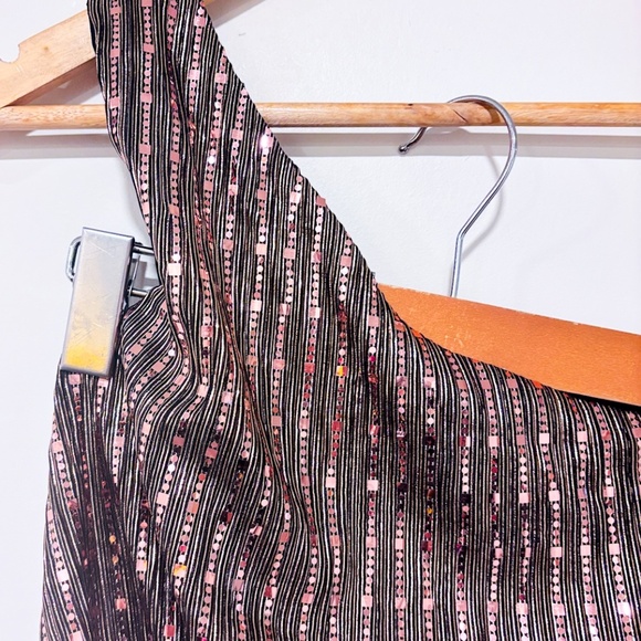 LOVERS + FRIENDS – Golden Sequin One-Shoulder Jumpsuit | Glam Party Look | 6 * - Picture 8 of 11